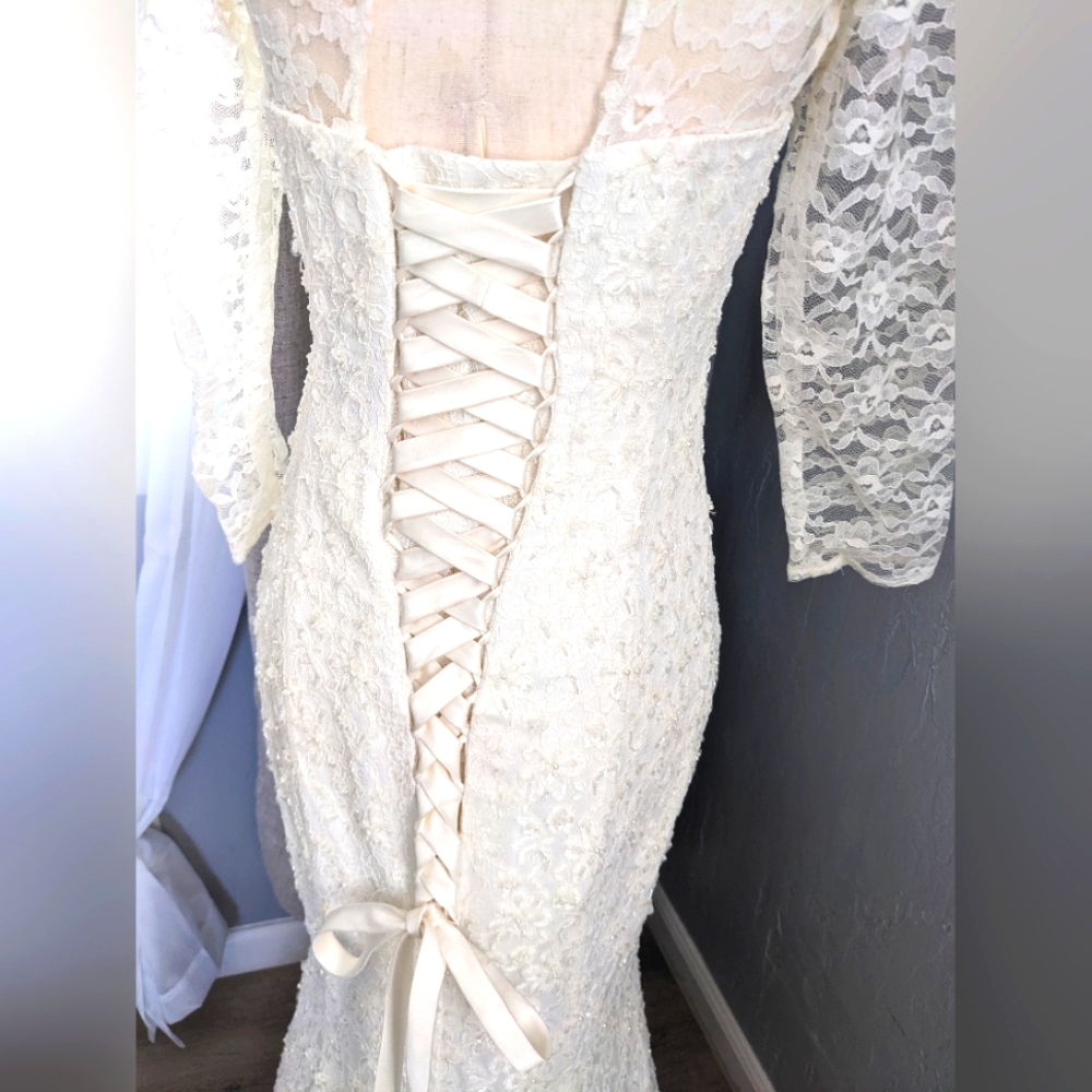 Vintage Trumpet/Mermaid V-Neck Court Train Lace & Beaded Wedding Dress - Picture 6 of 9